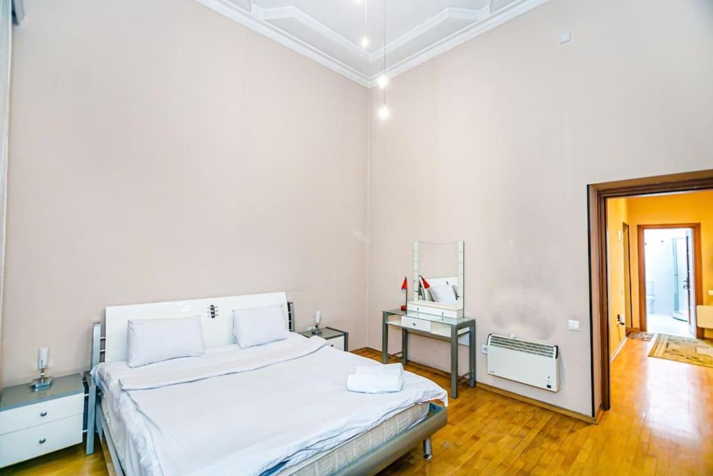 Apartment Azneft Meydani Baku Bagian luar foto